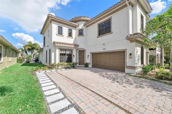 Attached, Exterior, Facade, Mediterranean