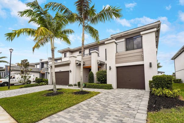 Attached, Exterior, Facade, Mediterranean