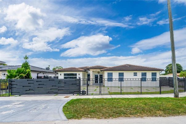 Attached, Exterior, Facade, Ranch
