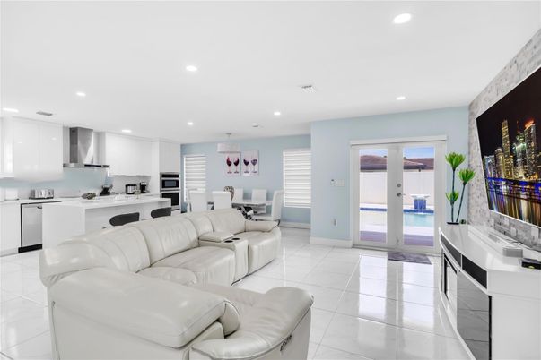 Dining room, Interior, Kitchen, Living room, Pendant Lights, Recessed Lighting, Stainless Steel Appliances