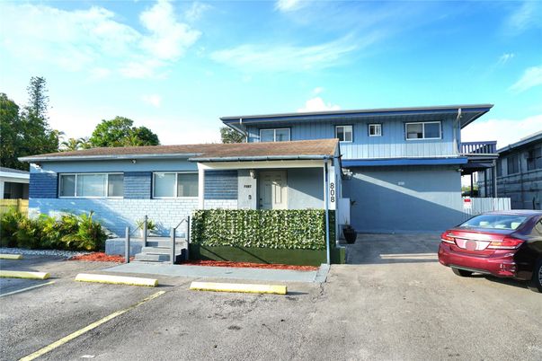 Attached, Exterior, Facade, Split Level