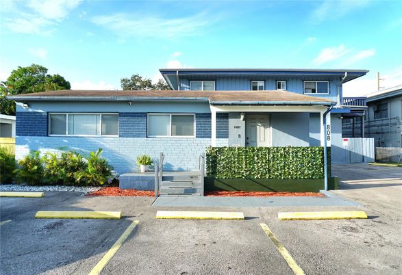 Exterior, Facade, Split Level
