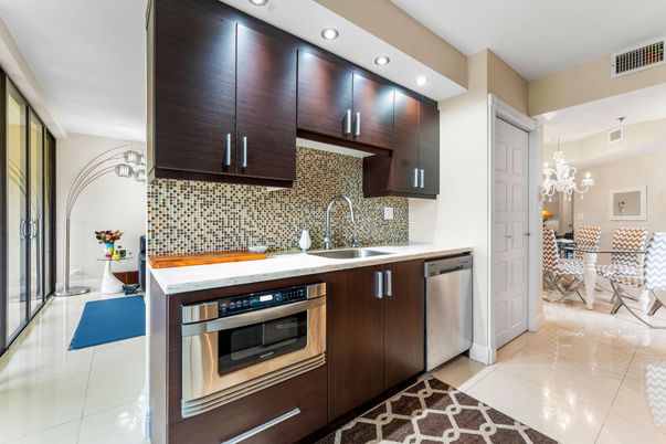 Chandelier, Dining room, Interior, Kitchen, Recessed Lighting, Stainless Steel Appliances