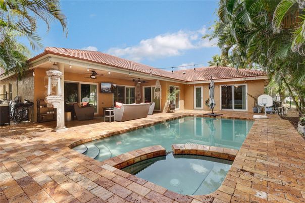 Exterior, Pool