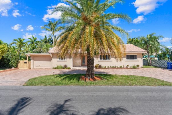 Attached, Exterior, Facade, Ranch
