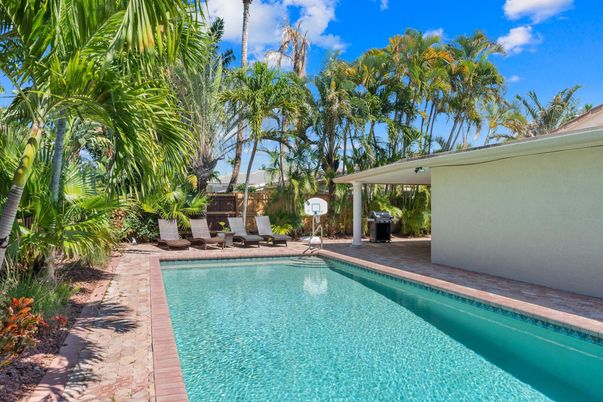 Exterior, Pool