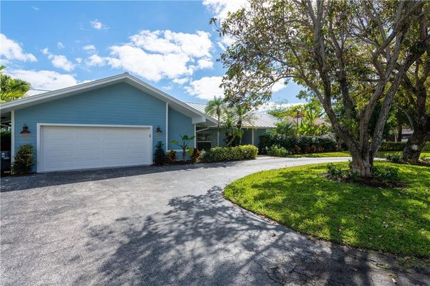 Attached, Exterior, Facade, Ranch