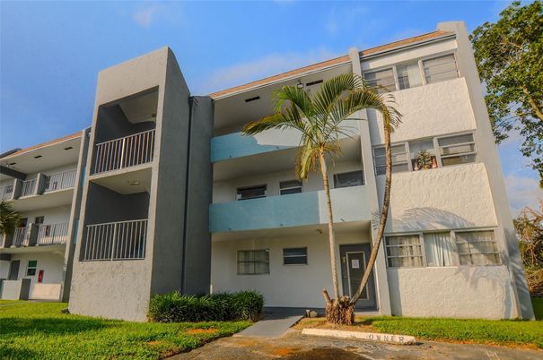Exterior, Facade, Modern