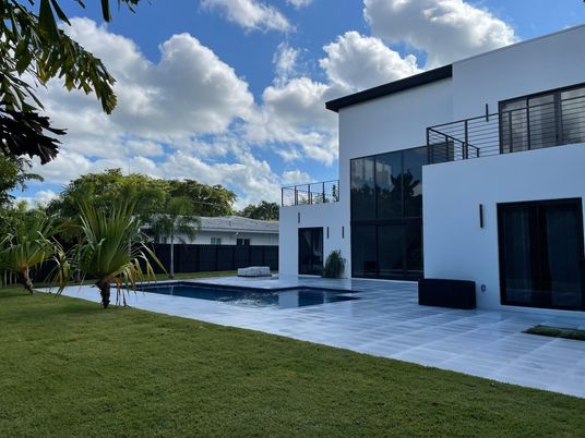 Backyard, Exterior, Facade, Pool, Modern