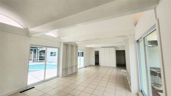 Empty room, Interior