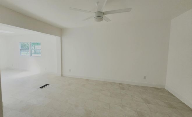 Empty room, Interior