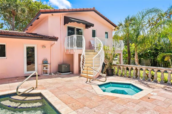 Exterior, Pool