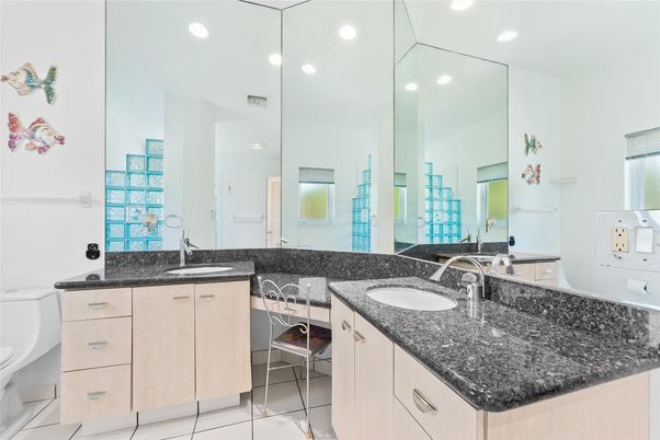 Bathroom, Dual Sink Vanities, Interior, Recessed Lighting