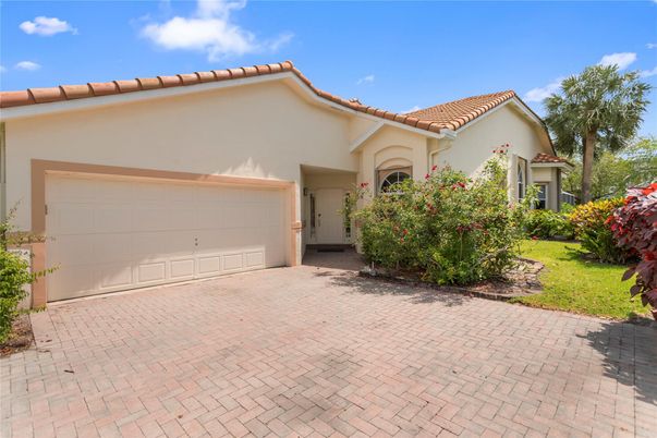 Attached, Exterior, Facade, Mediterranean