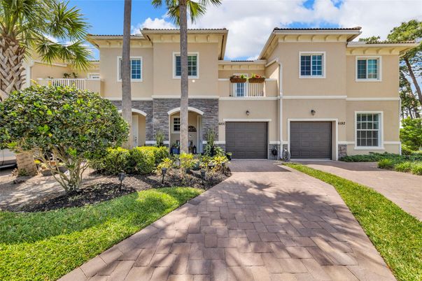 Attached, Exterior, Facade, Mediterranean