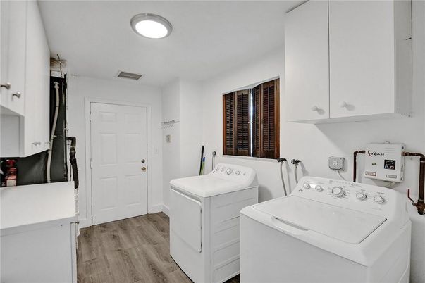 Interior, Washer, Wood Texture Flooring