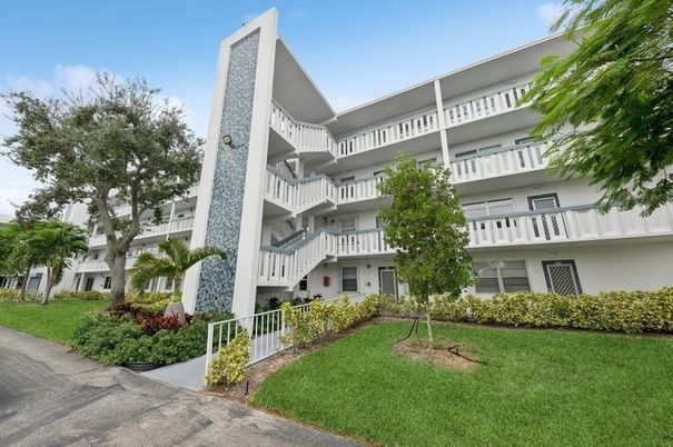 Exterior, Facade, Condo Building