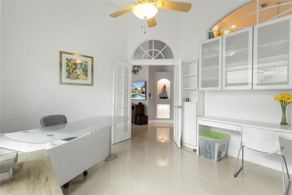 Home Office, Interior