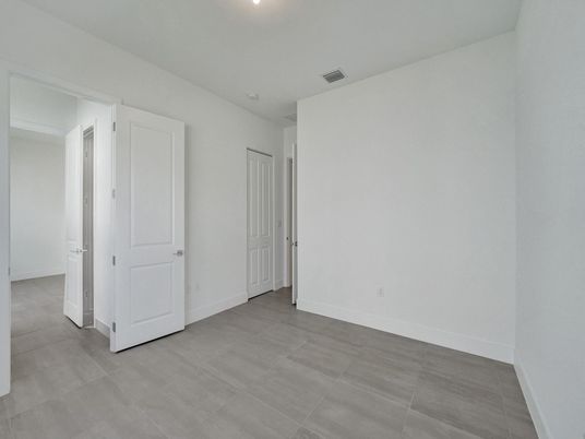 Empty room, Interior