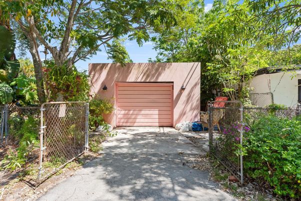 Detached Garage, Exterior