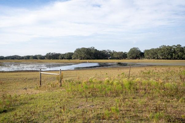 Exterior, Lake