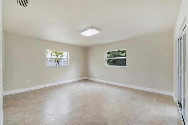 Empty room, Interior