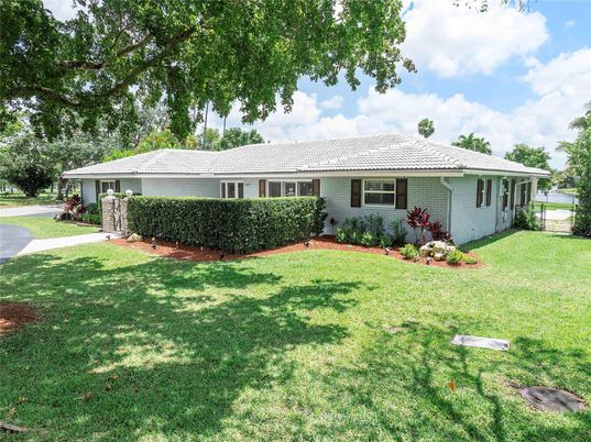 Backyard, Exterior, Facade, Ranch