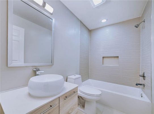 Bathroom, Interior, Recessed Lighting