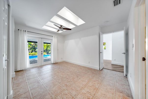 Empty room, Interior