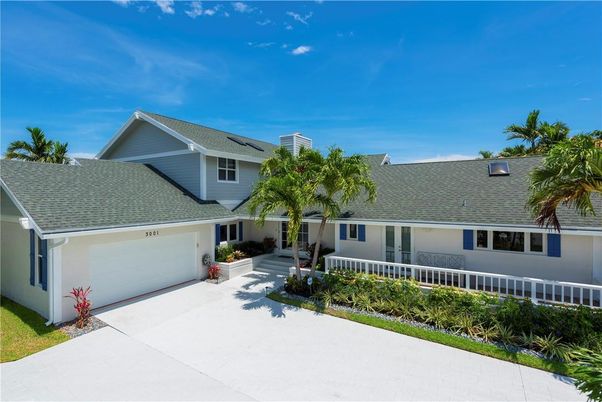 Attached, Exterior, Facade, Ranch