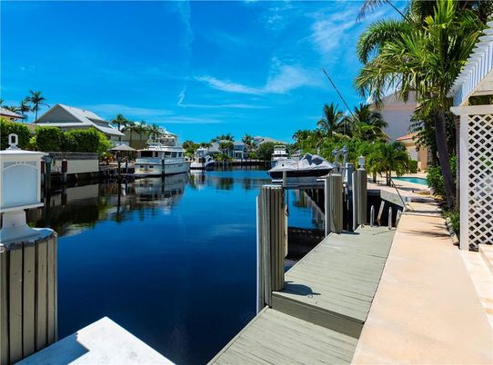 Exterior, Lake