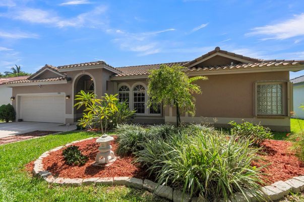 Attached, Exterior, Facade, Mediterranean