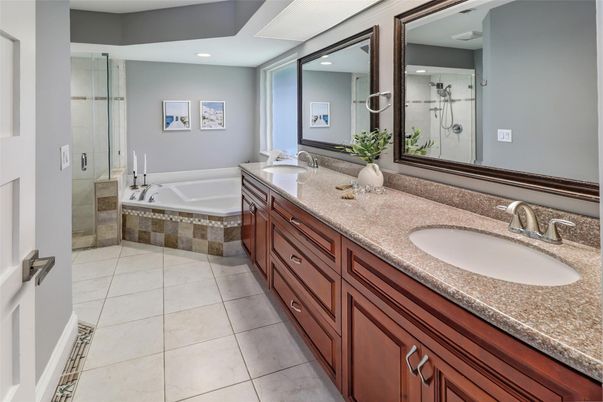 Bathroom, Dual Sink Vanities, Interior, Recessed Lighting