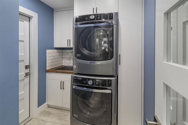 Interior, Utility Closets, Washer, Wood Texture Flooring