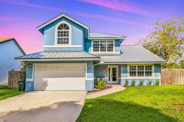 Attached, Exterior, Facade, American Craftsman