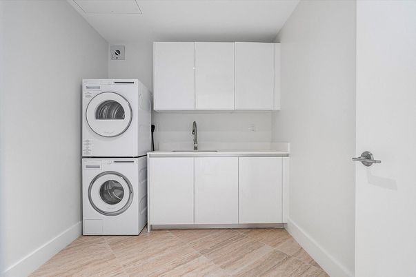 Interior, Utility Closets, Washer, Wood Texture Flooring