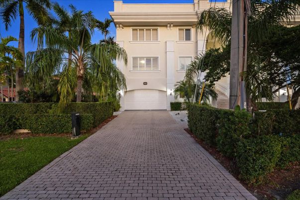 Attached, Exterior, Facade, Mediterranean