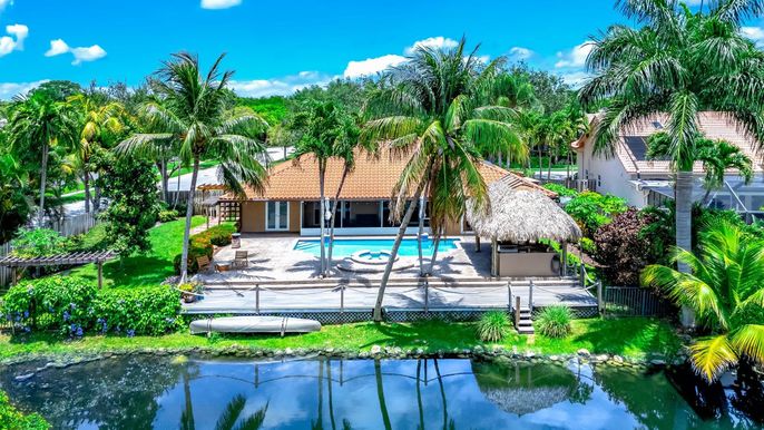 Exterior, Pool, Water