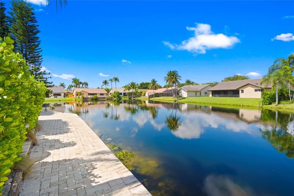 Exterior, Lake