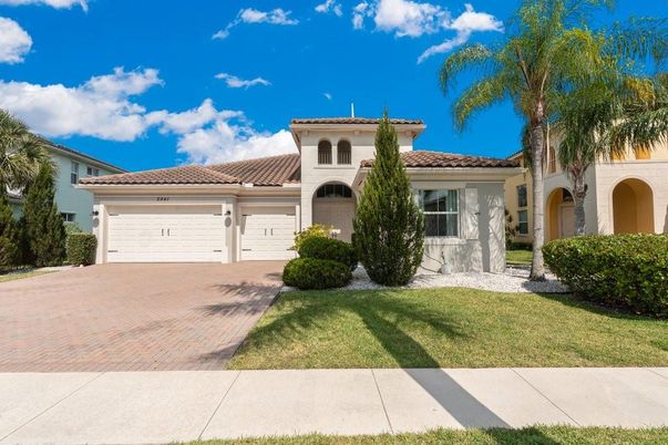 Attached, Exterior, Facade, Mediterranean