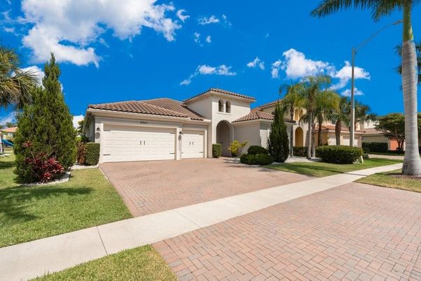 Attached, Exterior, Facade, Mediterranean