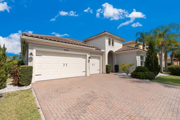 Attached, Exterior, Facade, Mediterranean