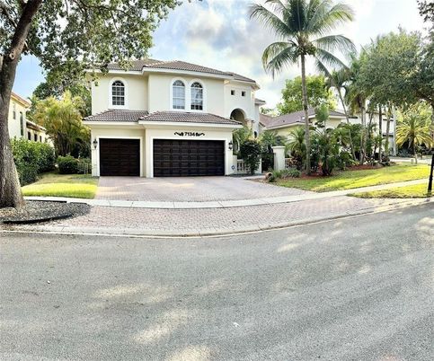 Attached, Exterior, Facade, Mediterranean