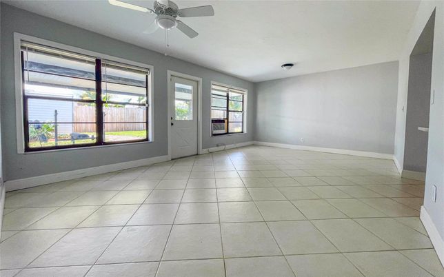Empty room, Interior