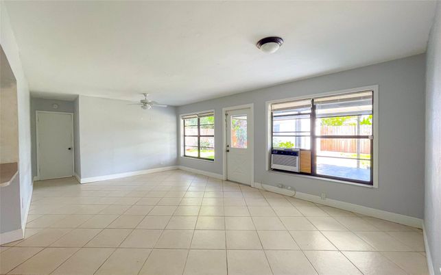 Empty room, Interior