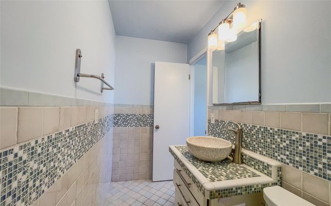 Bathroom, Interior, Tile Countertops