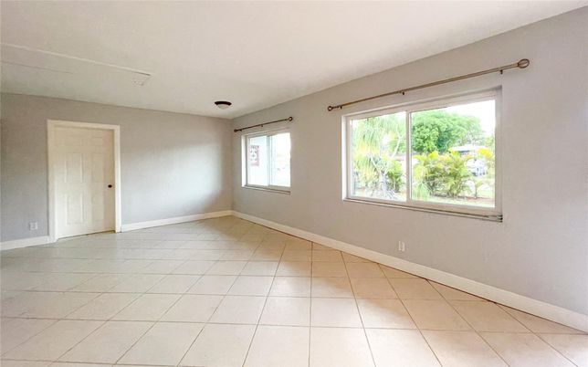 Empty room, Interior