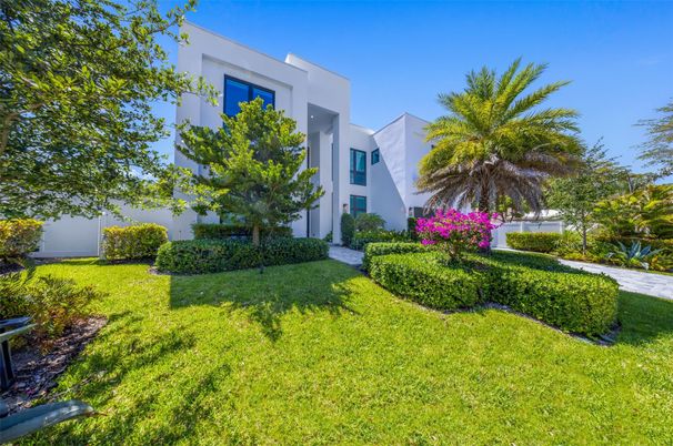 Backyard, Exterior, Facade, Modern