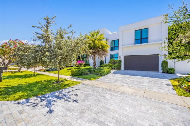 Attached, Backyard, Exterior, Facade, Modern