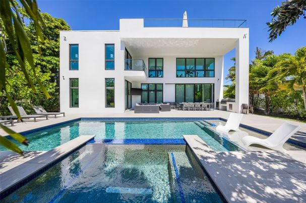 Exterior, Facade, Pool, Modern